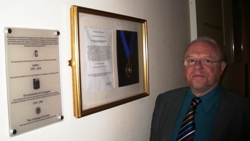 Rick Brassington and the plaque, Lecture Theatre, burlington House