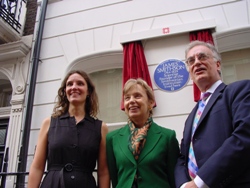 Smithson's biographer Heather Ewing (left) and Smithsonian institute Director Julian Raby (right) pose before 9 Bentinck Street.Middle: Celina Fox, Vice Chair of the English Heritage Blue Plaques Panel. Photos: Ted Nield