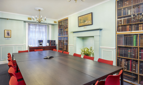 An intimate space located on our lower ground floor, this room is beautifully lined with glass-covered cases of rare leather-bound books. Ideal for meetings, lunches and dinners. 