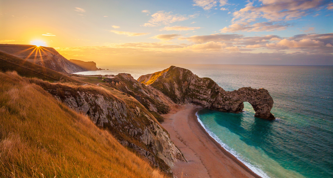 durdle door arched rock out to sea